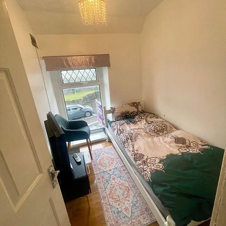 Single Bed In A Peaceful House In Morriston Apartment Exterior photo